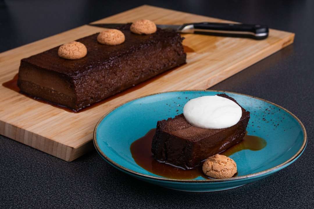chocolate cake on blue plate online puzzle