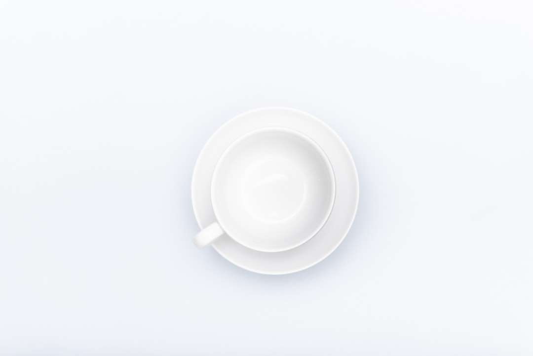 білий керамічний кухоль на білій поверхні онлайн пазл