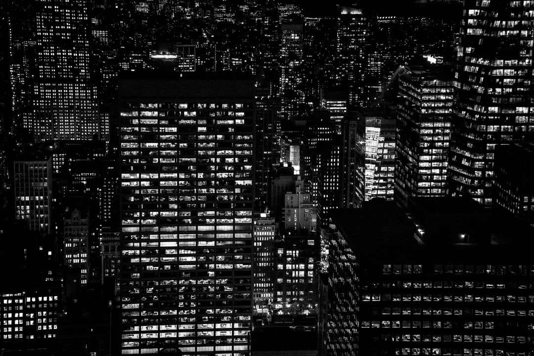 Flygfoto över stadsbyggnader under natten Pussel online