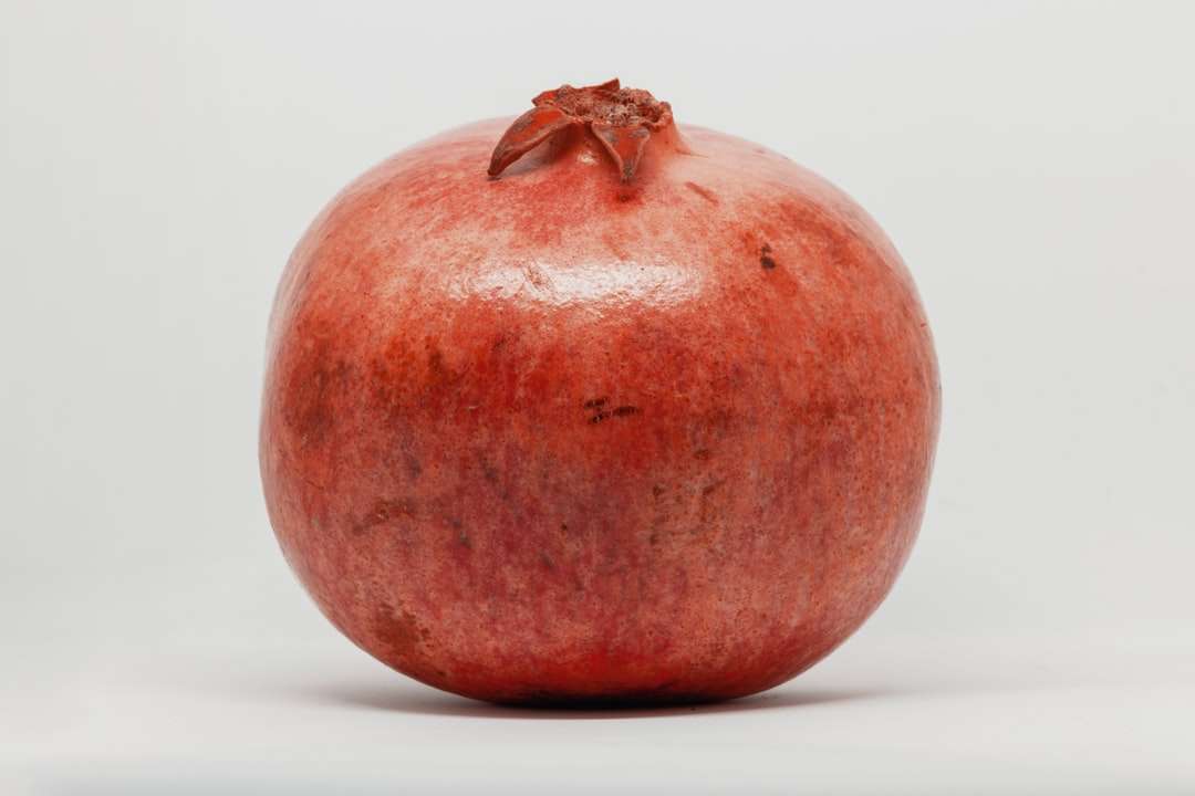 Manzana roja sobre superficie blanca. rompecabezas en línea