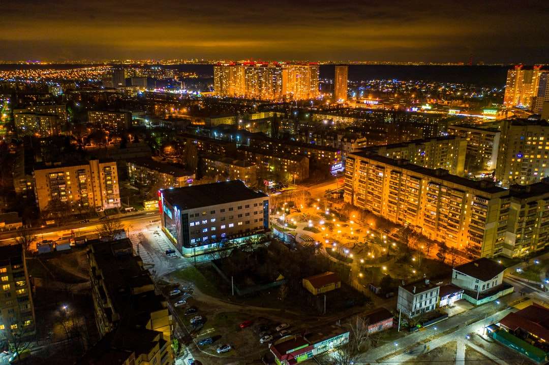 ville avec des immeubles de grande hauteur pendant la nuit puzzle en ligne