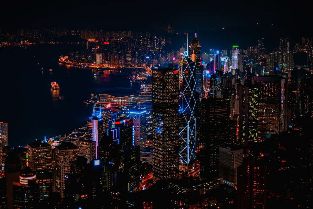 skyline van de stad tijdens de nacht online puzzel