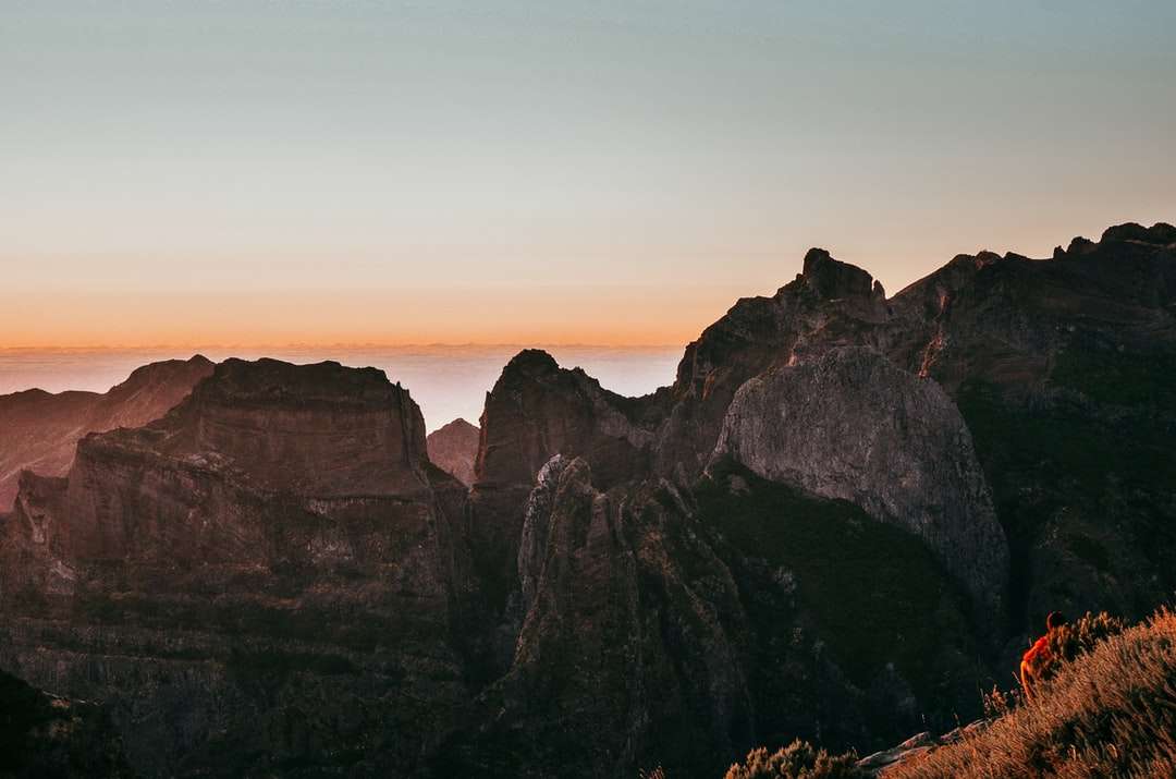 καφέ βραχώδες βουνό κατά το ηλιοβασίλεμα online παζλ