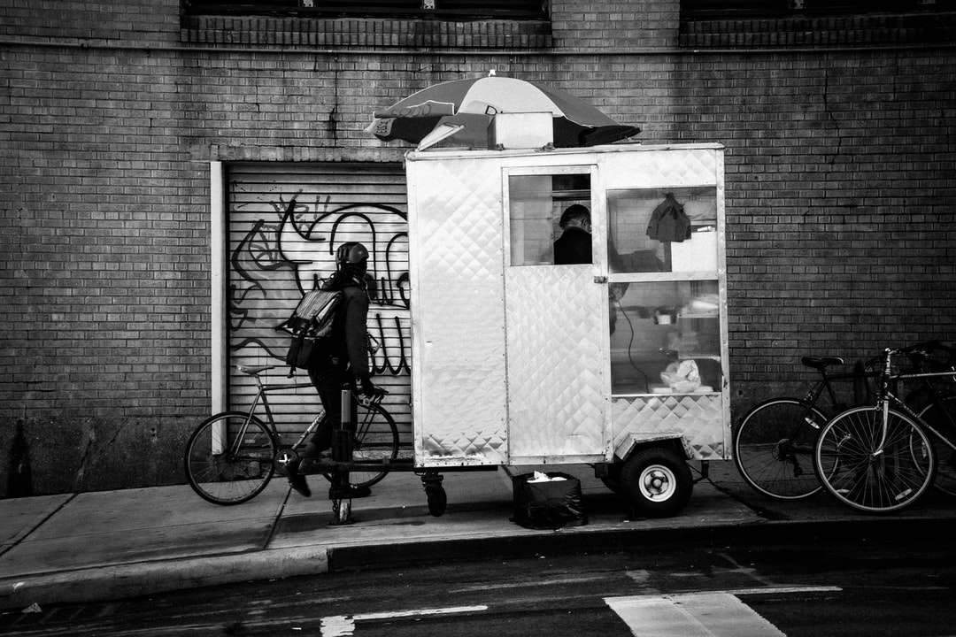 kvinna i svart jacka ridning på cykel Pussel online