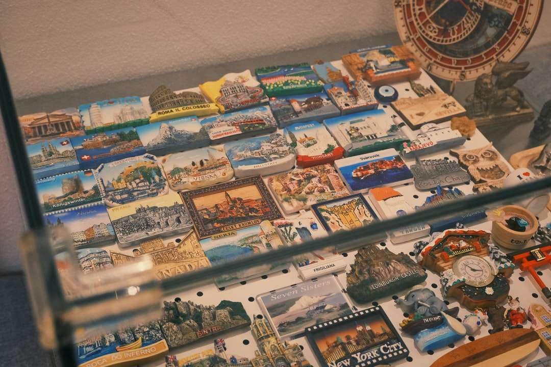 mesa de madeira marrom com diversos itens puzzle online