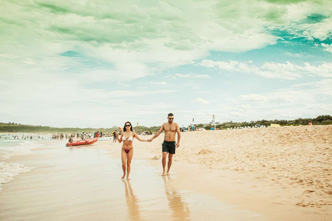 昼間にビーチを歩く3人の女性 ジグソーパズルオンライン
