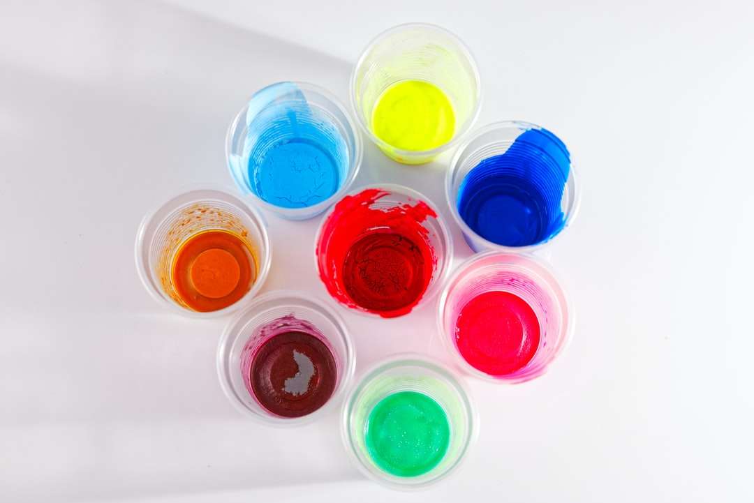 piros kék zöld és sárga kerek műanyag edények online puzzle