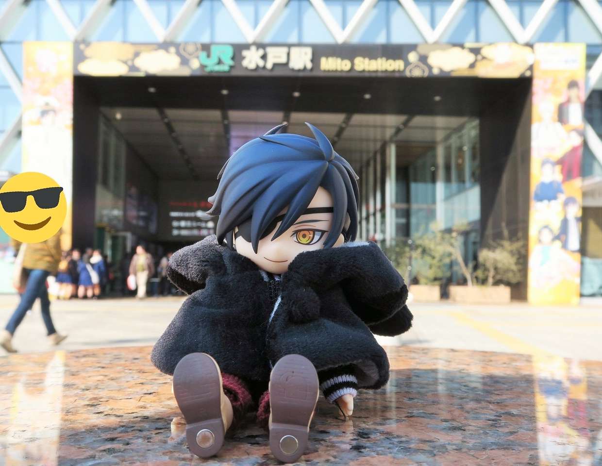 Mitsu framför en järnvägsstation Pussel online