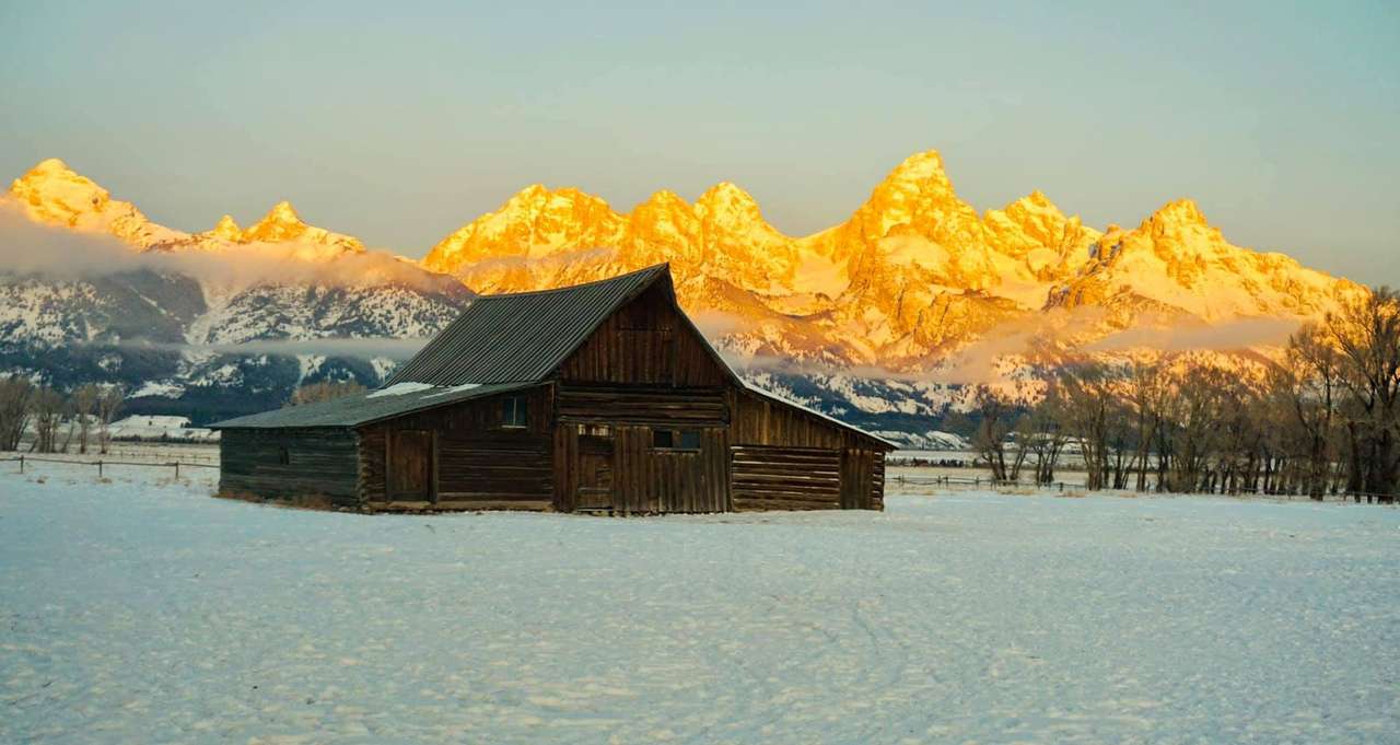 barn in snow with mes in backgraouns online puzzle