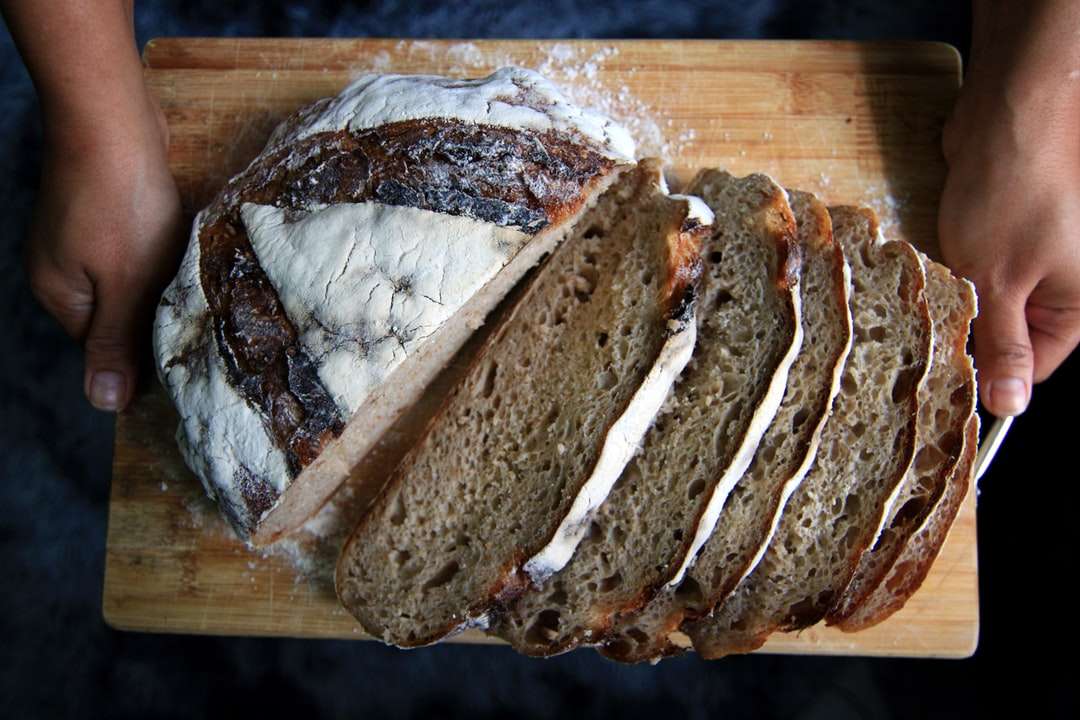 krájený chléb na hnědé dřevěné prkénko online puzzle