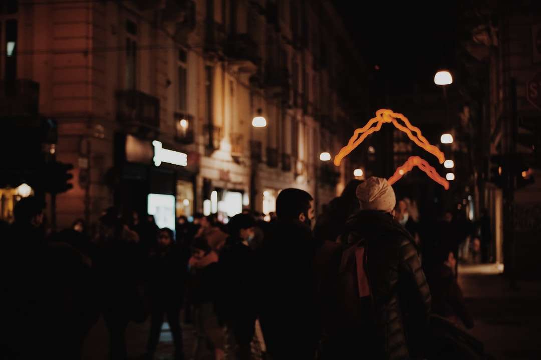 persone per strada durante la notte puzzle online
