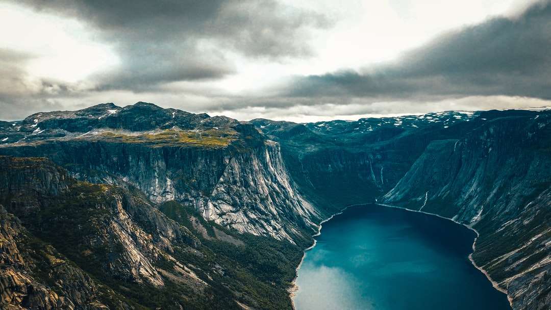 въздушен изглед на езерото между планините онлайн пъзел