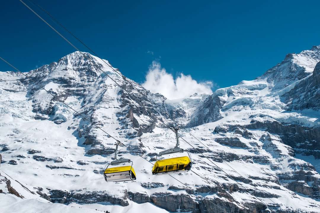 mașină galbenă pe teren acoperit de zăpadă în timpul zilei jigsaw puzzle online