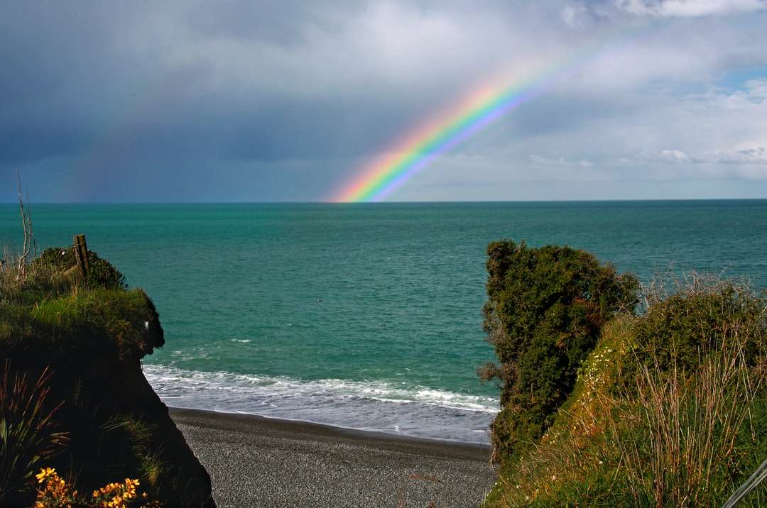 arco-íris sobre o mar durante o dia puzzle online