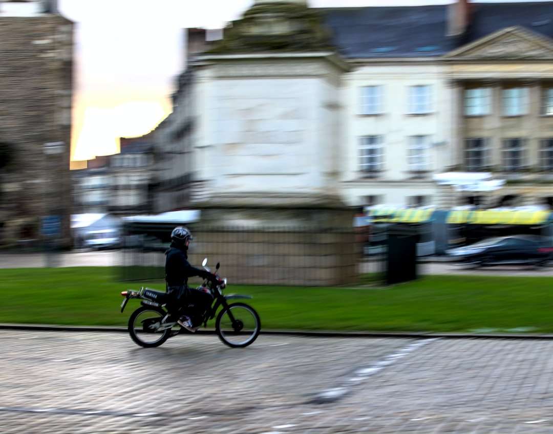 мужчина в черной рубашке едет на черном велосипеде по дороге пазл онлайн