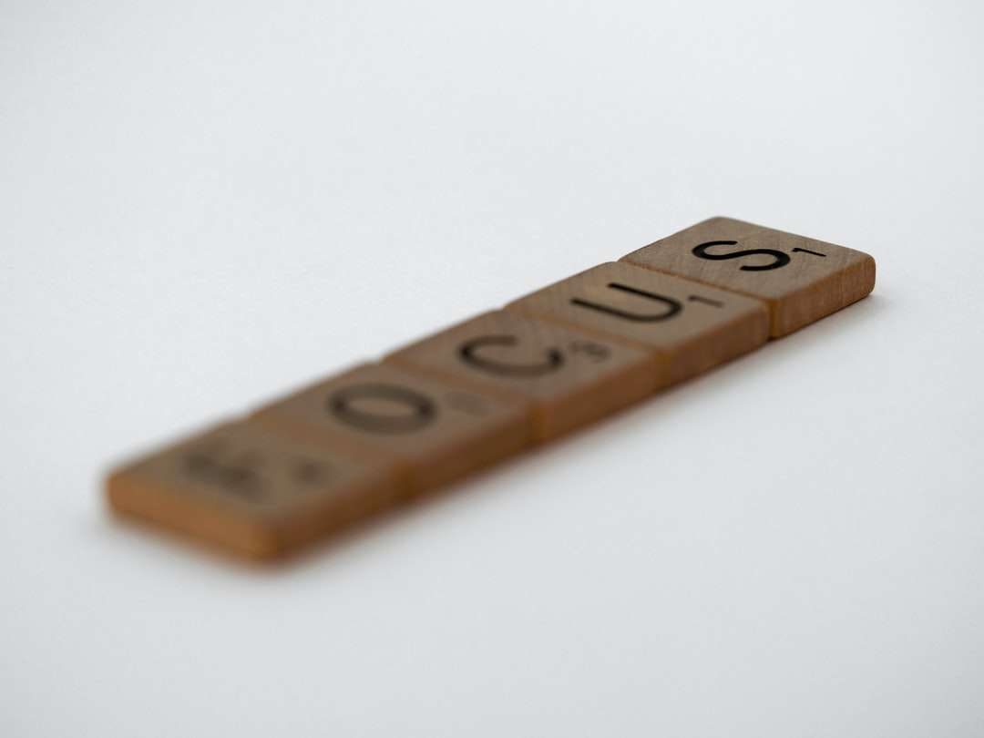 lettera in legno marrone t-sulla superficie bianca puzzle online