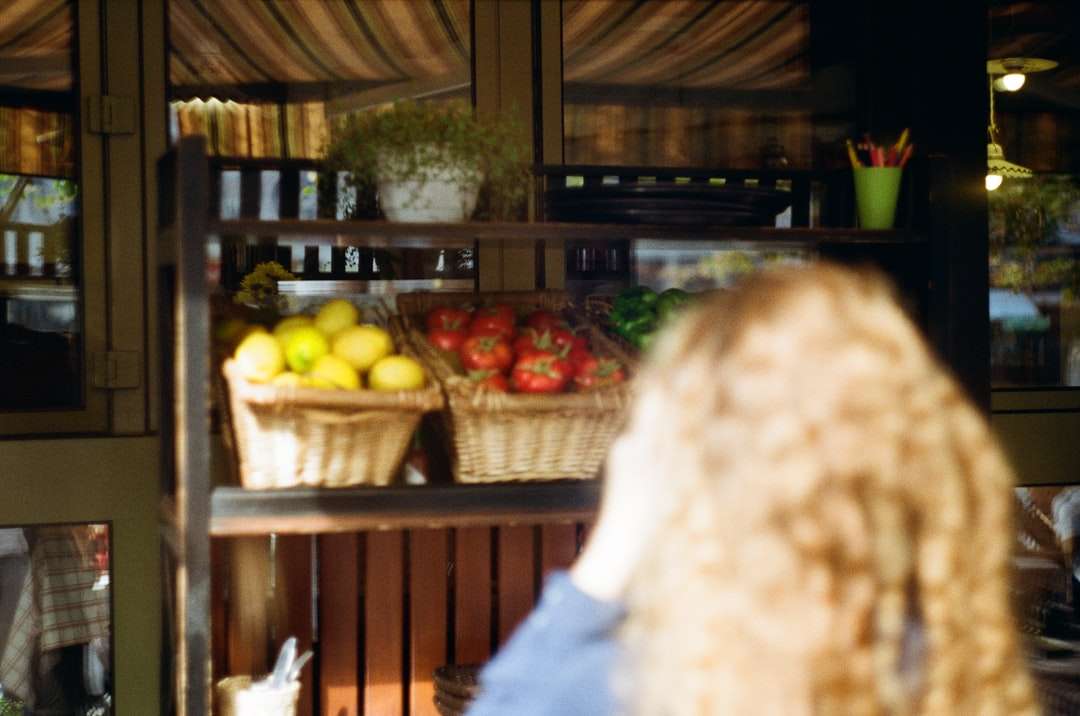 човек в сини дънкови дънки, стоящ близо до щанда с плодове онлайн пъзел