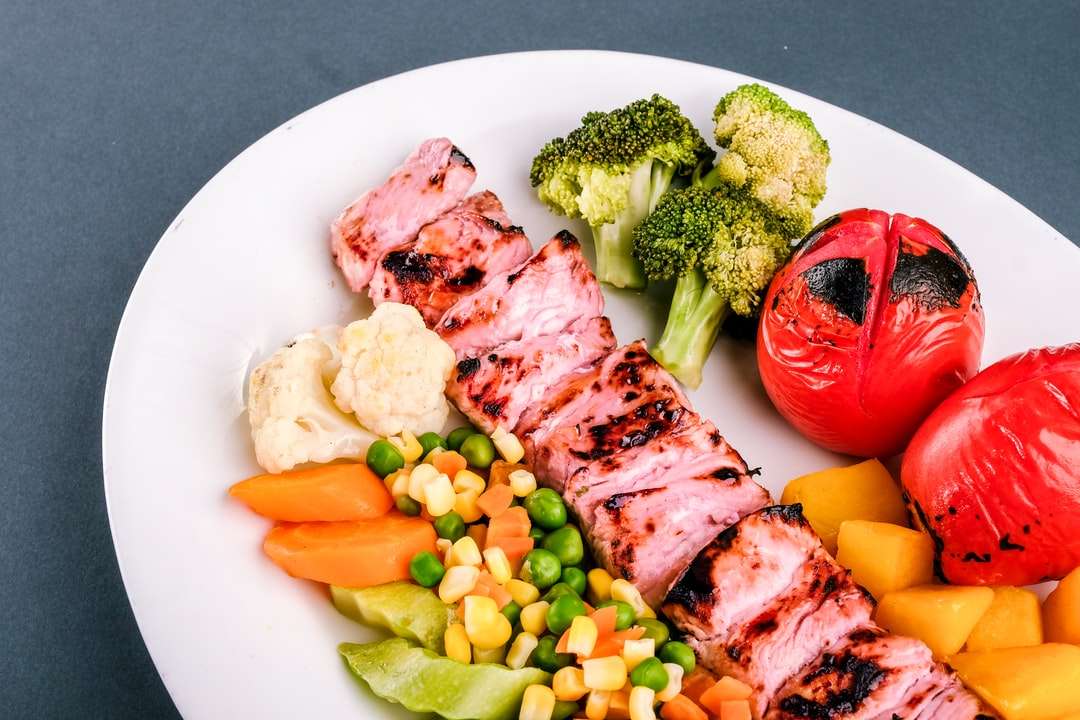 м'ясо на грилі з зеленими овочами і червоним чилі онлайн пазл