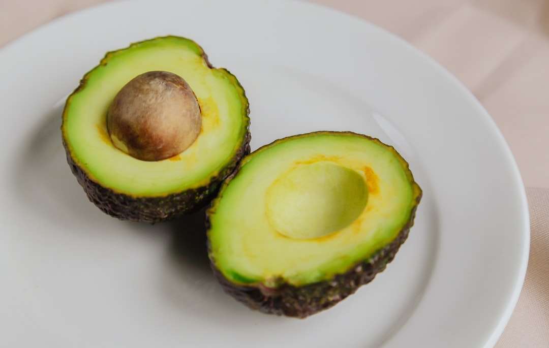 frutta avocado a fette sul piatto in ceramica bianca puzzle online