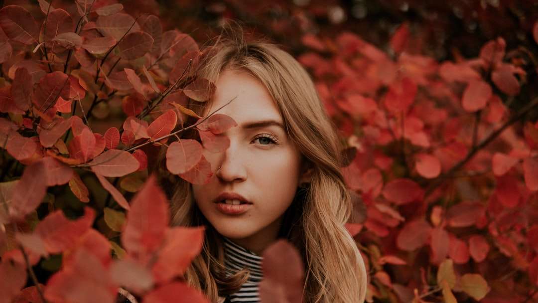 donna in foglie rosse durante il giorno puzzle online