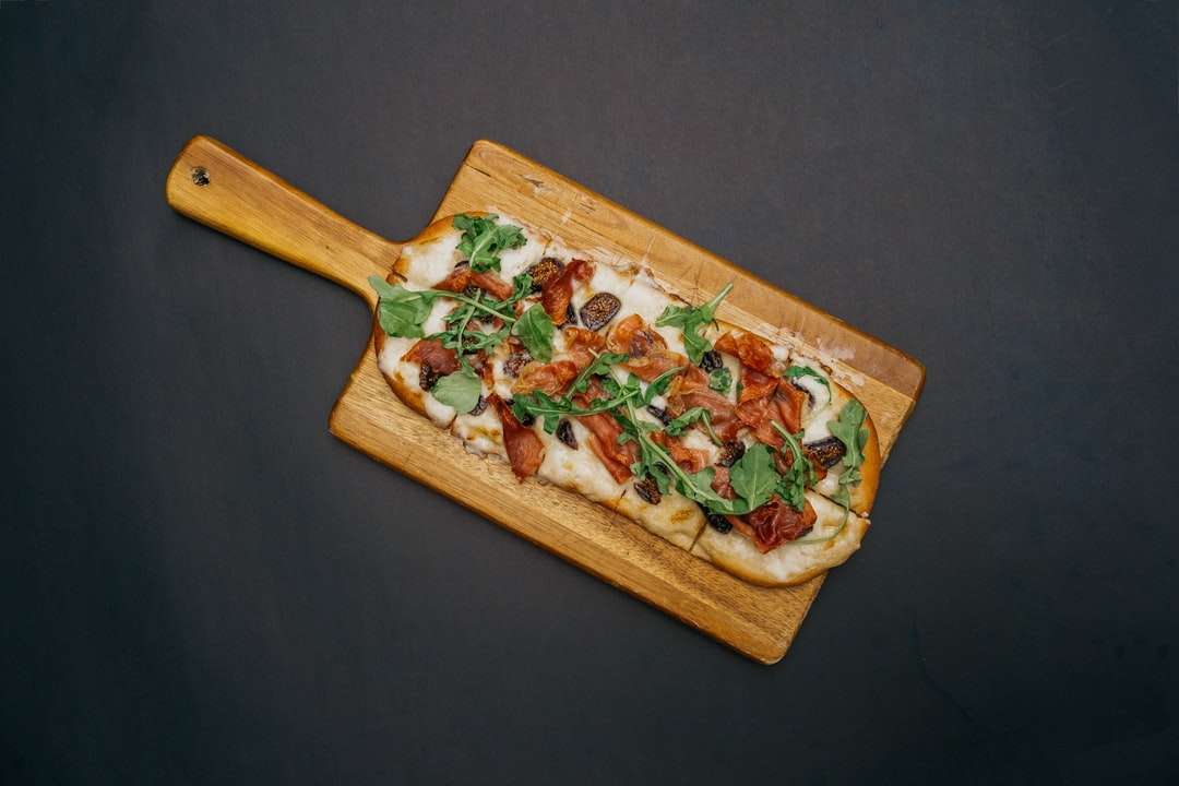 коричневая деревянная разделочная доска с овощным салатом пазл онлайн