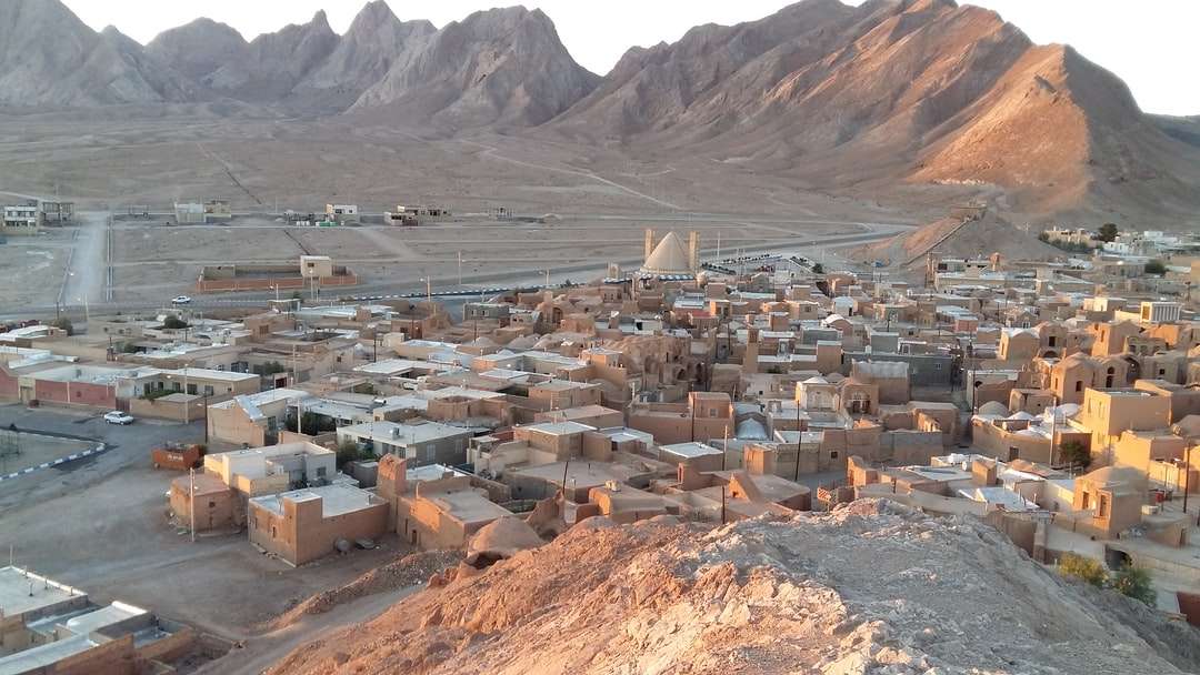case sulla montagna rocciosa marrone durante il giorno puzzle online