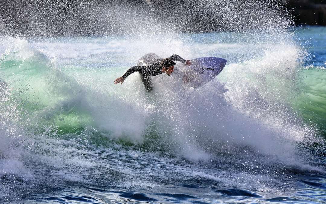 човек, сърфиращ на морски вълни през деня онлайн пъзел