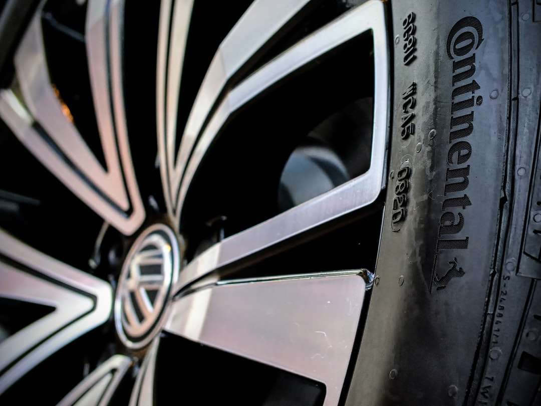 Mercedes Benz-logotyp i svart och silver Pussel online