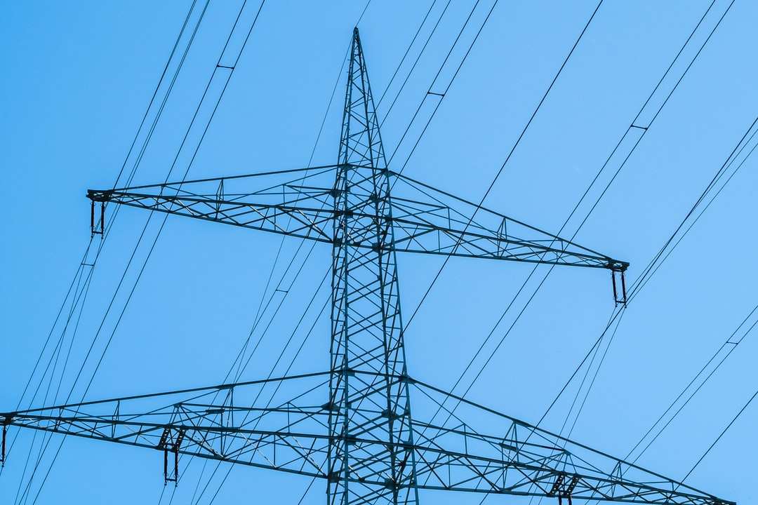 черная электрическая башня под голубым небом в дневное время онлайн-пазл