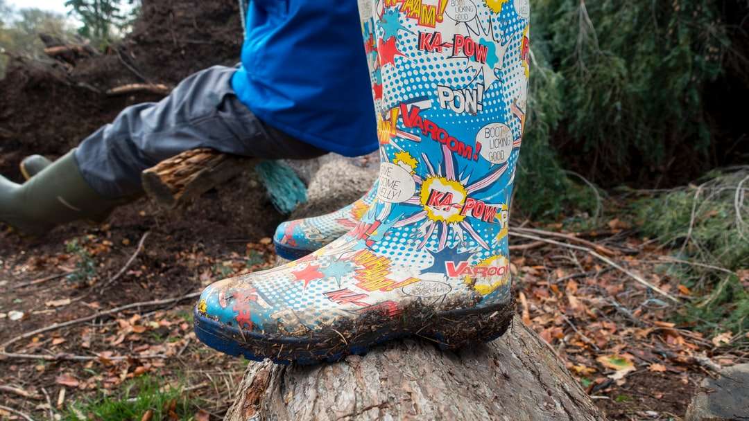 pár různobarevných dešťových bot online puzzle