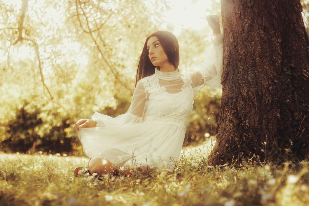 девушка в белом платье стоит на поле с коричневой травой пазл онлайн