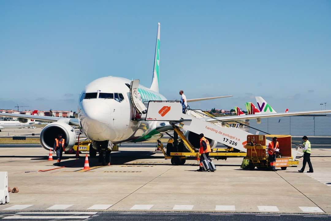 λευκό και μπλε αεροπλάνο στο αεροδρόμιο κατά τη διάρκεια της ημέρας online παζλ
