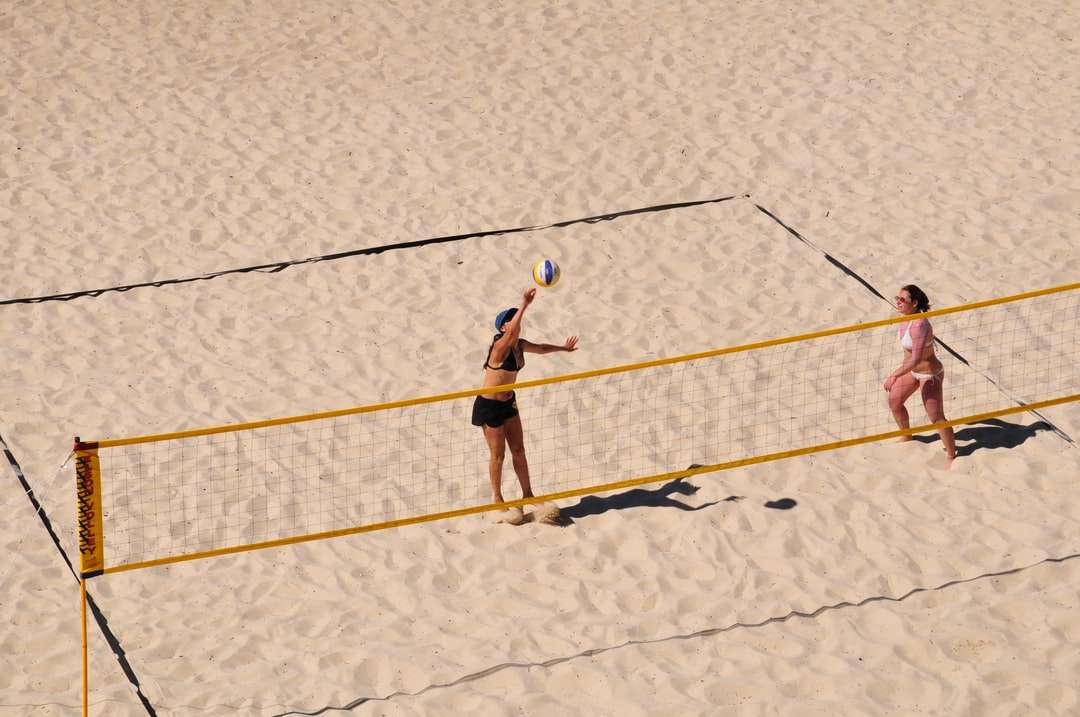 vrouw in zwarte bikini met geel en wit volleybal legpuzzel online
