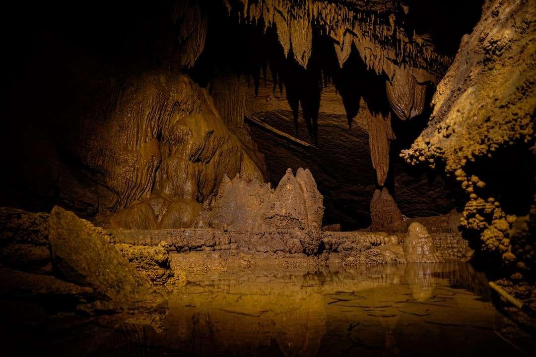 caverna marrom e preta com água puzzle online