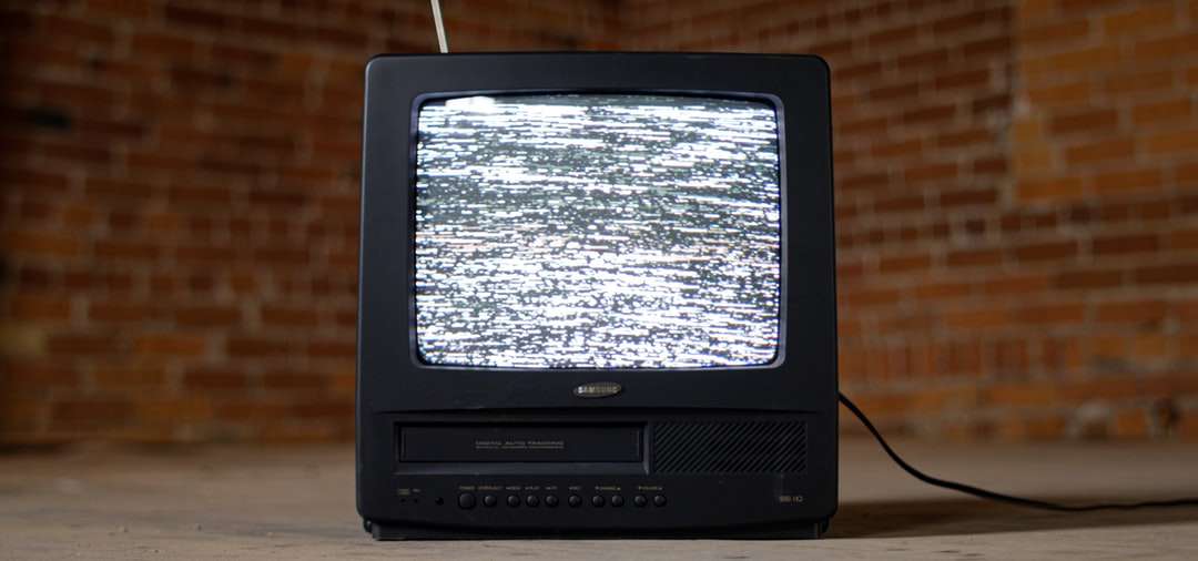 черна телевизия crt на кафява дървена маса онлайн пъзел