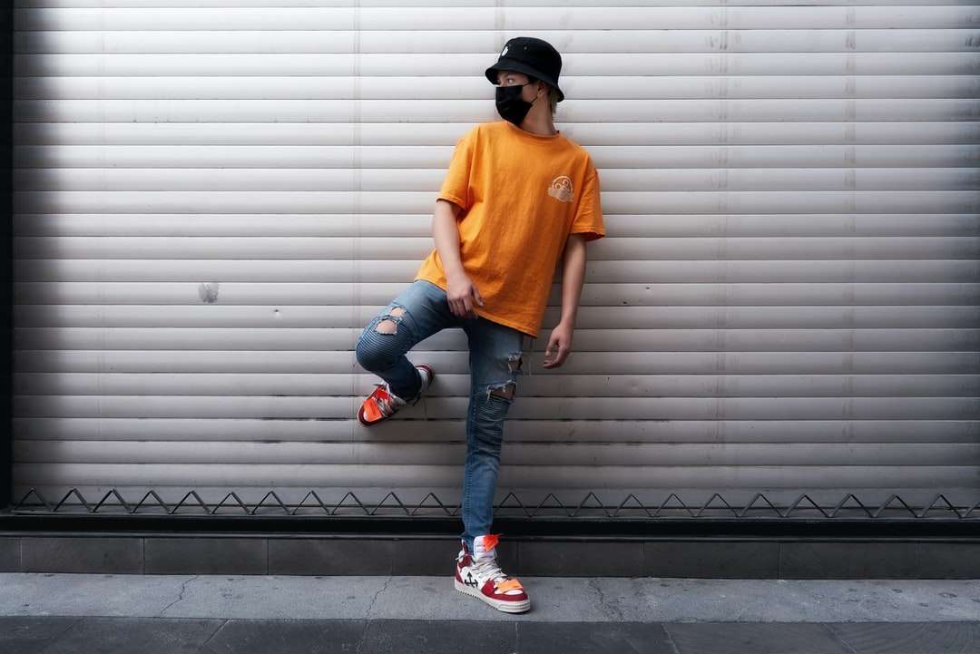 uomo in t-shirt girocollo arancione e jeans blu denim puzzle online