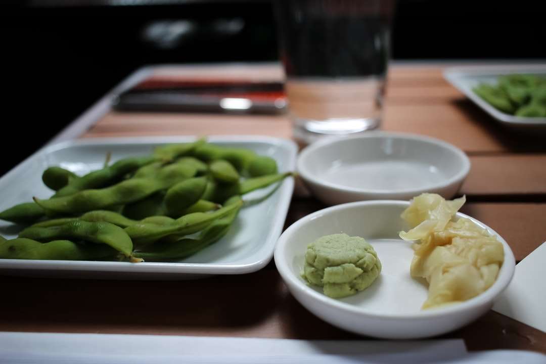 grön grönsak på vit keramisk skål pussel på nätet
