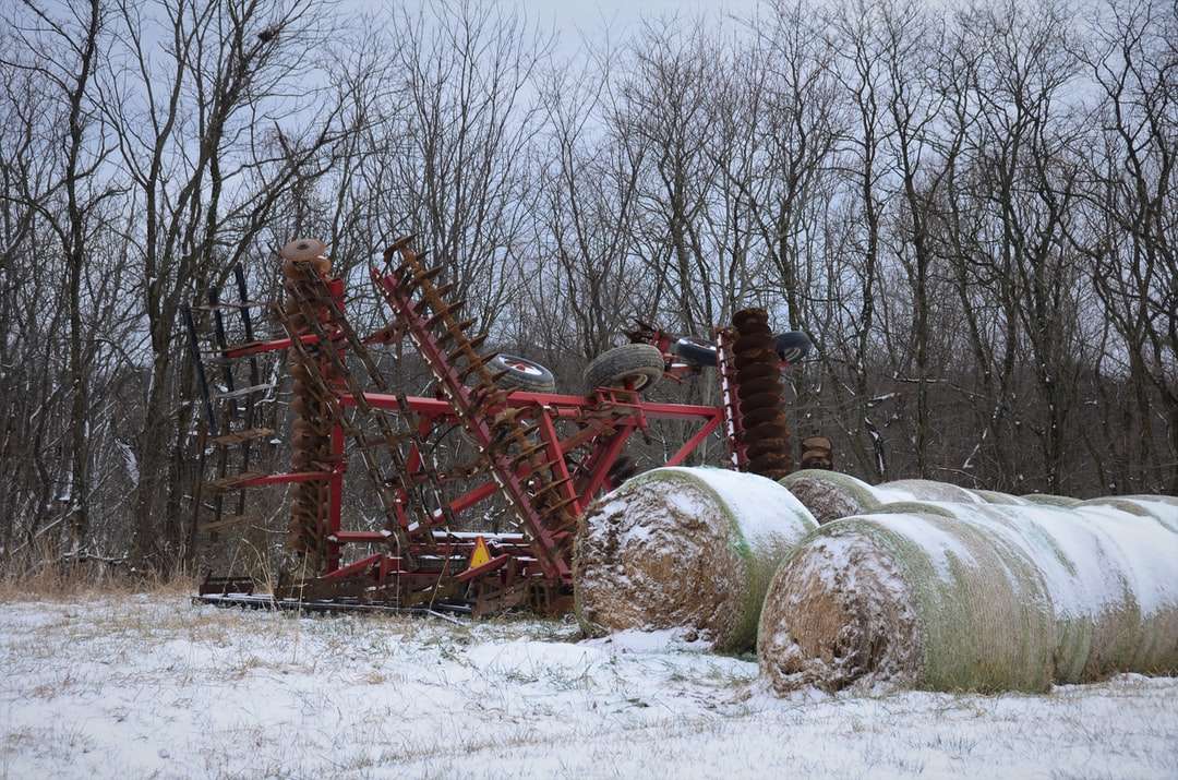 Máquina de metal rojo sobre suelo cubierto de nieve durante el día rompecabezas en línea