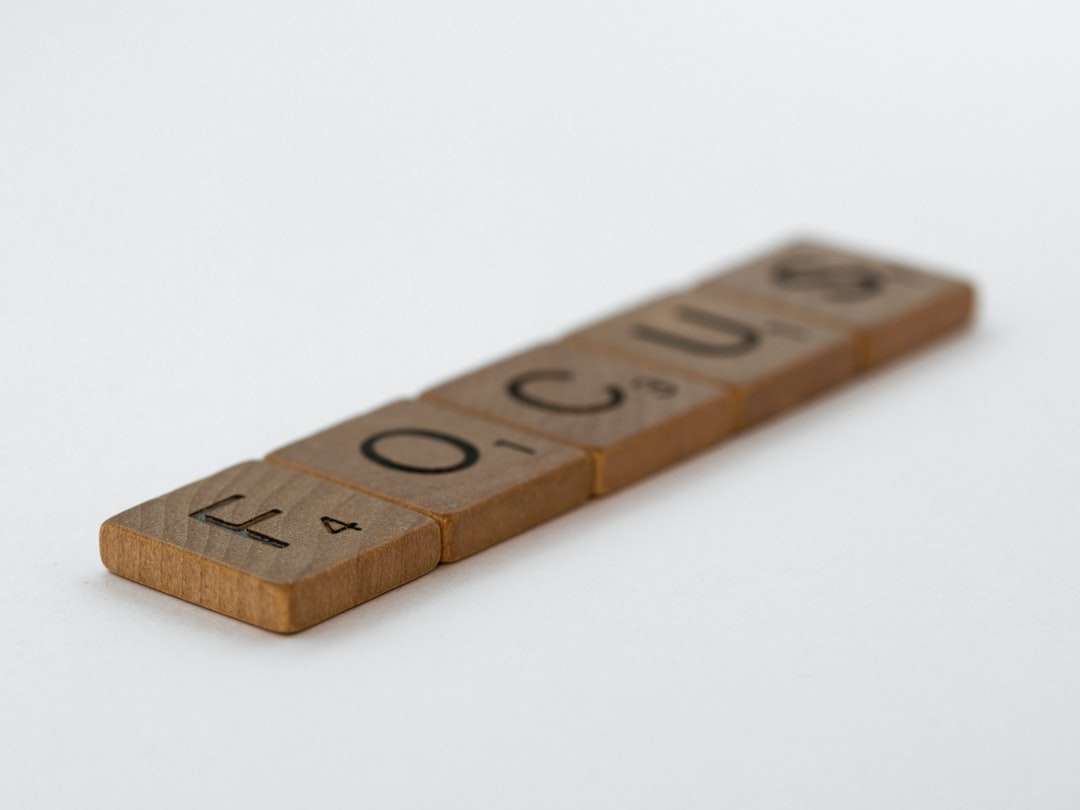 litera maro din lemn decorat în relief puzzle online