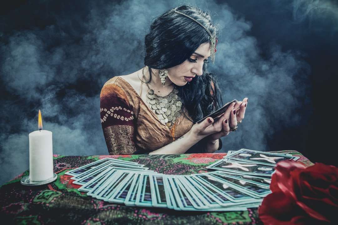 femeie în rochie florală maro și neagră jigsaw puzzle online