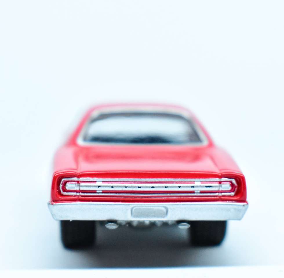 roter Chevrolet Camaro auf weißem Hintergrund Puzzlespiel online