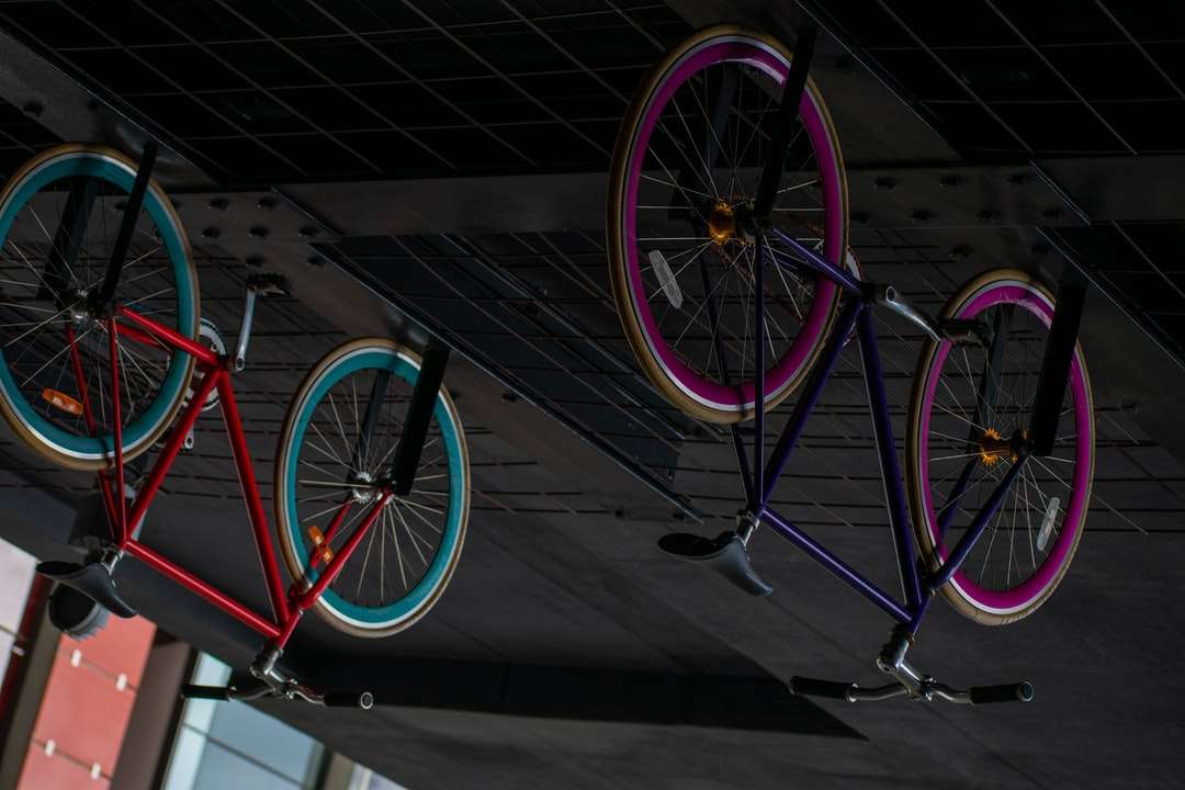 vélo bleu et rouge sur sol noir puzzle en ligne