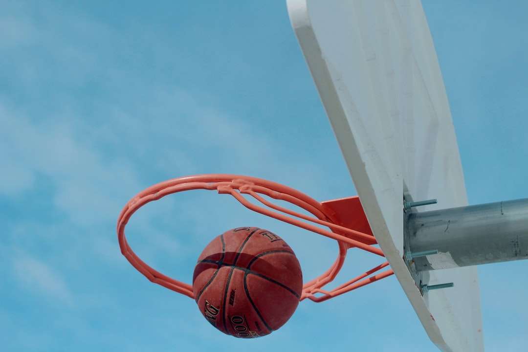 червен баскетболен обръч под синьо небе през деня онлайн пъзел