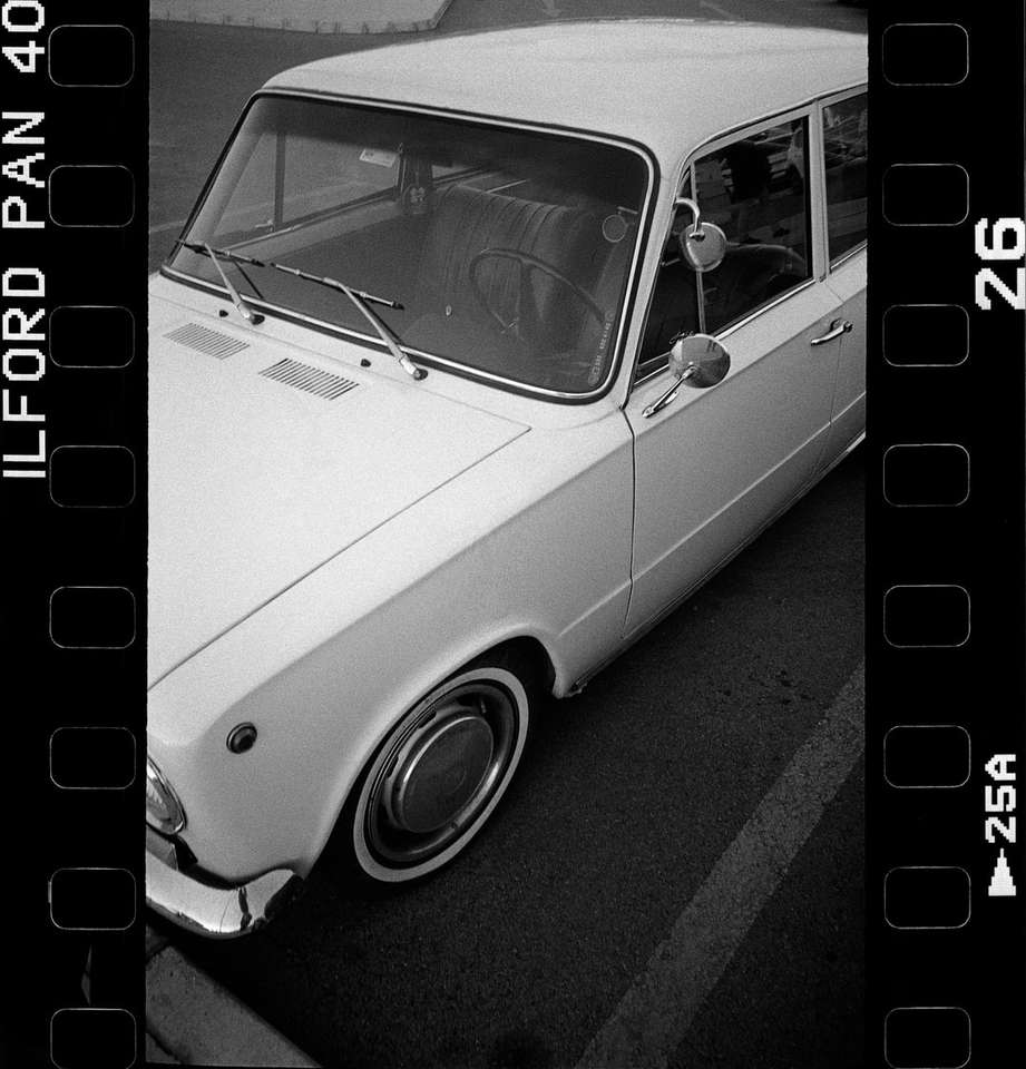 бял бръмбар volkswagen, паркиран на паркинг онлайн пъзел