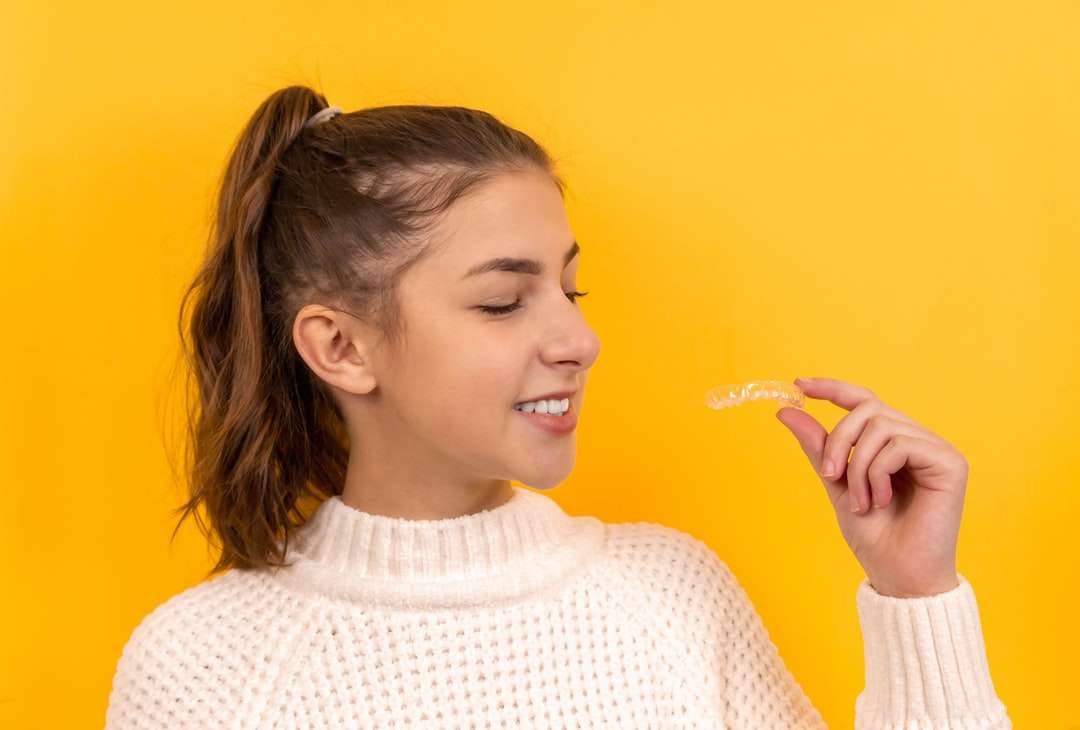 lány fehér legénység nyakú pulóver mosolyogva online puzzle