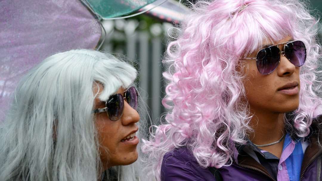 жена в черни слънчеви очила с розова коса онлайн пъзел