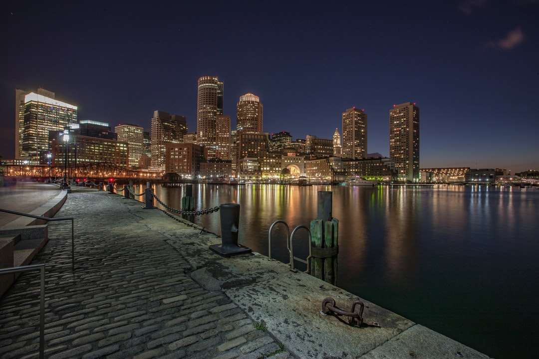 panorama města přes vodní plochu v noci skládačky online