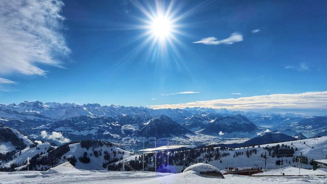 besneeuwde bergen onder de blauwe hemel overdag online puzzel