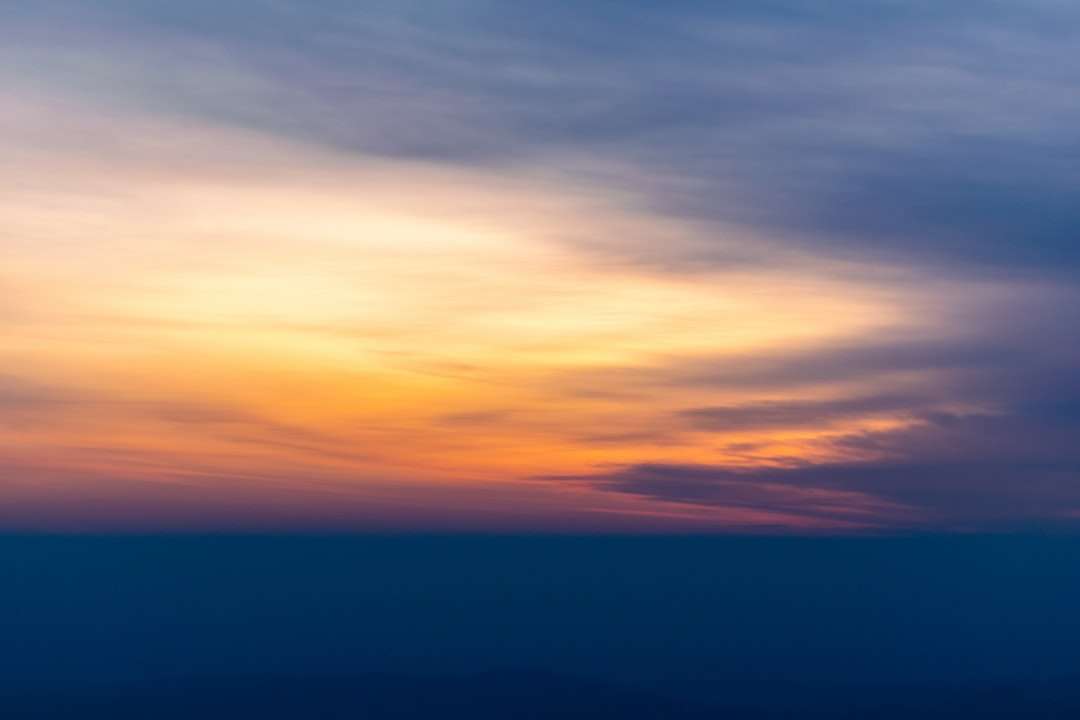 cielo nublado azul y naranja durante la puesta de sol rompecabezas en línea