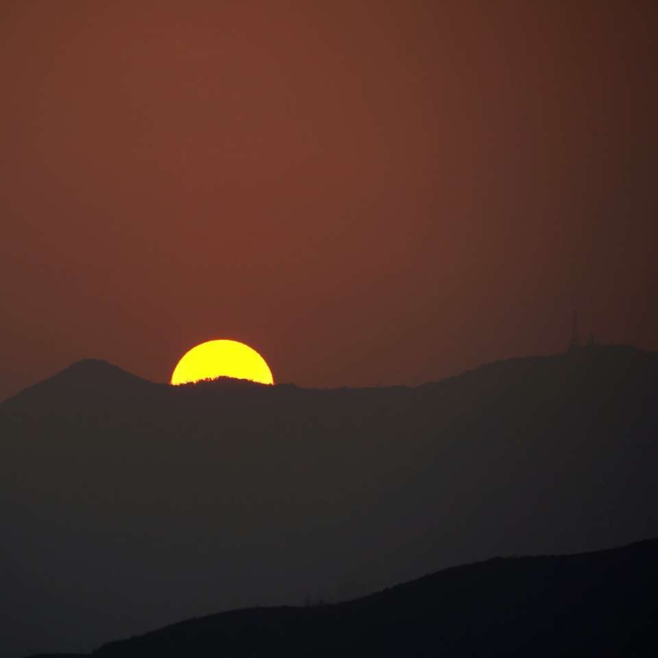 силует гори під час заходу сонця пазл онлайн